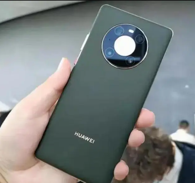 华为Mate60,鸿蒙OS4.0操作系统,iPhone15